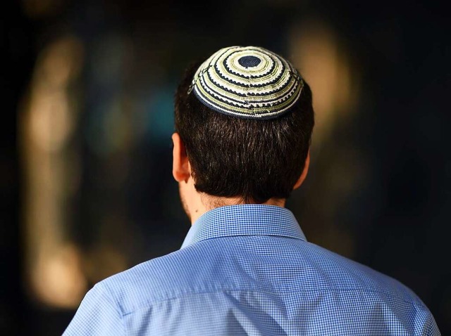 Blo weil er die jdische Kopfbedeckun...ug, wurde ein junger Mann angegriffen.  | Foto: Uli Deck