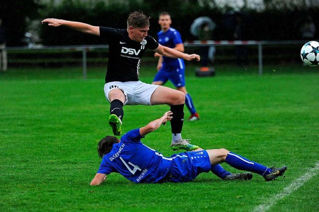 Immer zur Sache ging es im Derby: Davi...trennt Hendrik Mayer unsanft vom Ball.  | Foto: Bettina Schaller