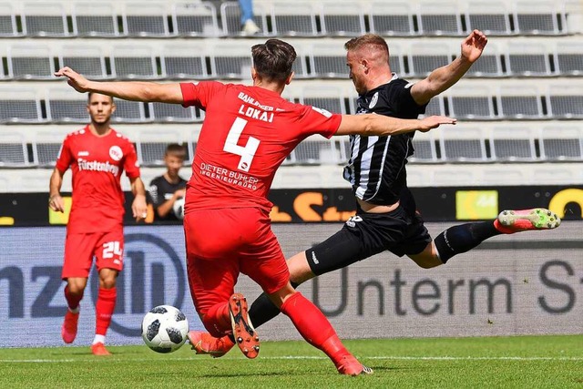 Ylber Lokay wirft sich in den Schuss des Aalener Strmers Steffen Kienle.  | Foto: Eibner-Pressefoto via www.imago-images.de