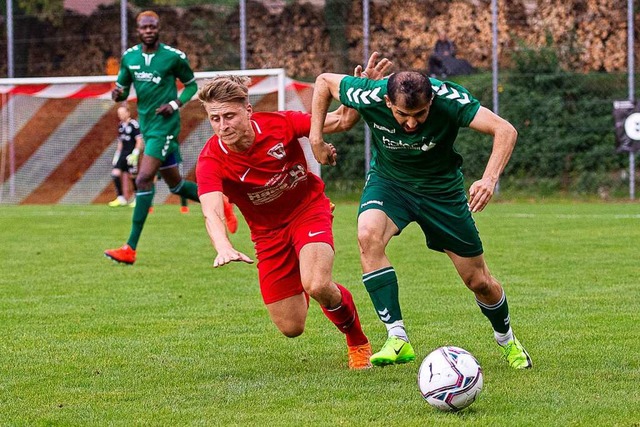 Intensive Zweikmpfe, wie hier zwische...s Derby, das Dottingen mit 2:1 gewann.  | Foto: KREIENKAMP