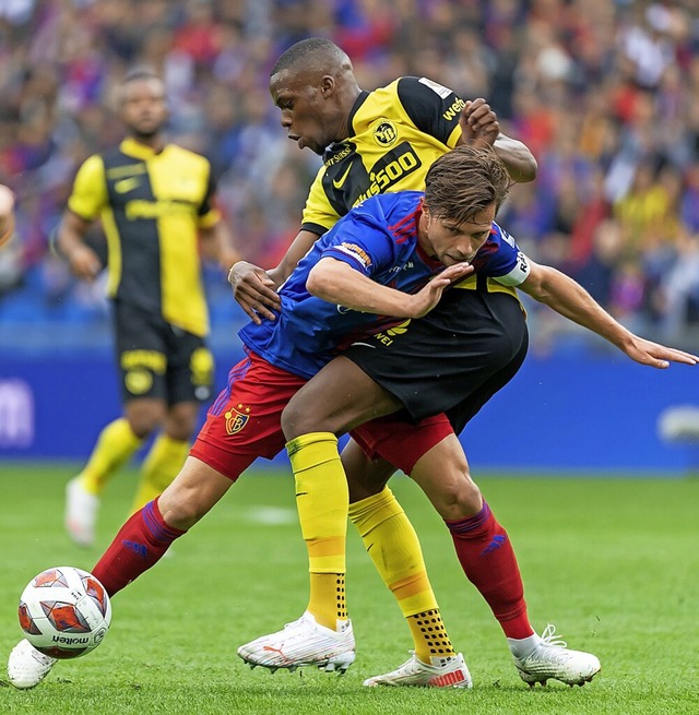 Vor der Pause hatte der FC Basel mit V... (hinten) einen enorm  schweren Stand.  | Foto: Georgios Kefalas (dpa)