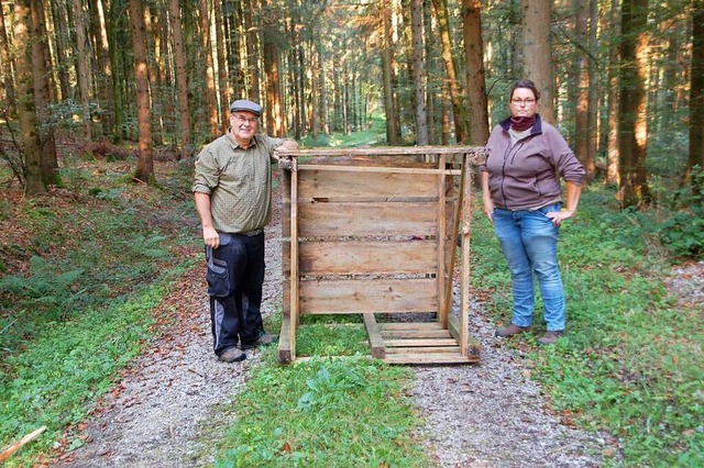 Matthias Hussermann und Marianne Koch zeigen den versetzten Hochsitz.  | Foto: Petra Wunderle