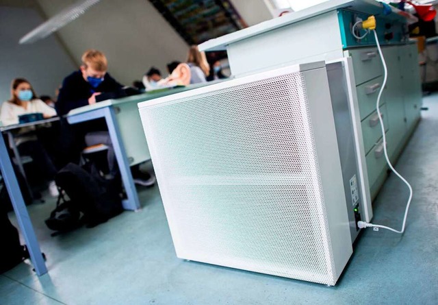 Mobile Luftfilter sind zum Teil schon ...Schule im niederschsischen Oldenburg.  | Foto: Hauke-Christian Dittrich (dpa)