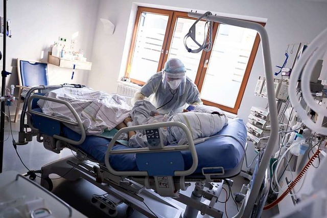 Ein Intensivpfleger arbeitet im April ...iner an Covid-19 erkrankten Patientin.  | Foto: Kay Nietfeld (dpa)