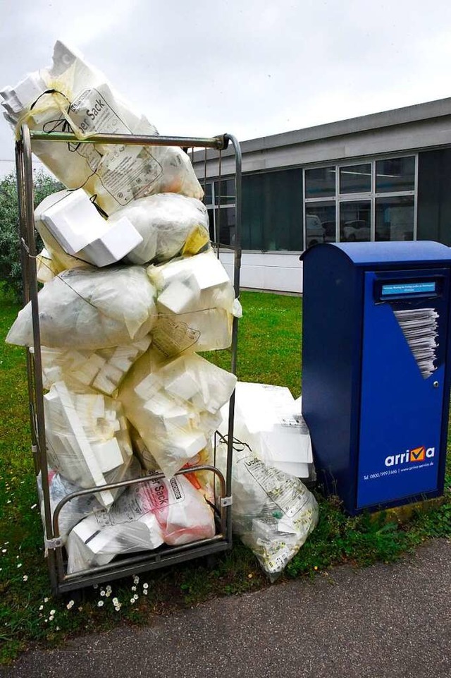 Gelbe Scke warten auf die  Abfuhr bei Denzlinger Gewerbetreibenden.  | Foto: Markus Zimmermann