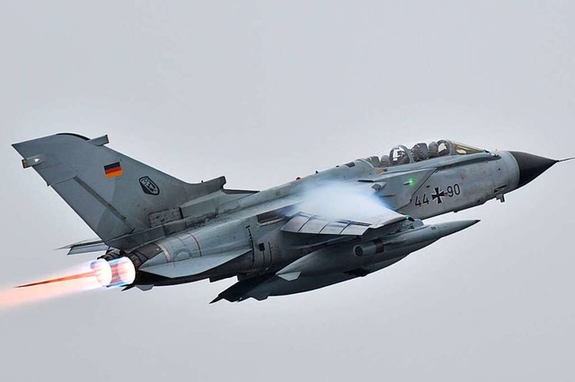 Ein deutscher Tornado-Kampfjet mit ein...chbrenner nach dem Start in der Eifel.  | Foto: Harald Tittel (dpa)