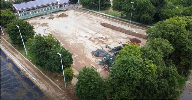 Blick auf zerstrten  Fuballplatz und Vereinsheim des Ahrweiler BC  | Foto: ABC