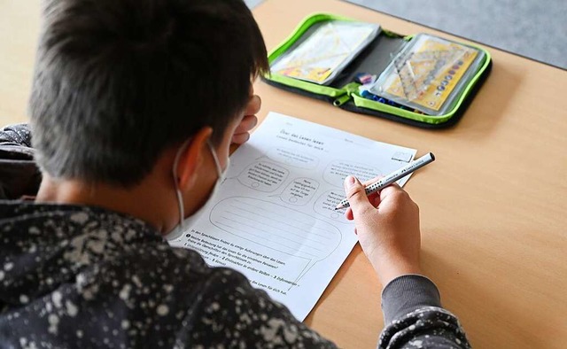 Die Maskenpflicht in Schulen am Landbl... Sommerferien aber deutlich gelockert.  | Foto: Bernd Weibrod (dpa)