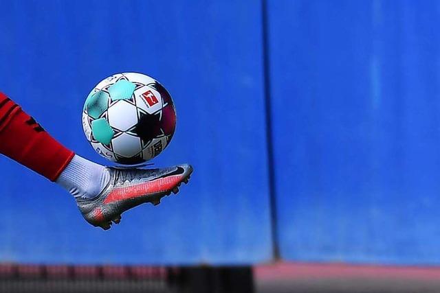 Die Erstliga-Fuballerinnen des SC Freiburg spielen gegen die SpVgg Ebing