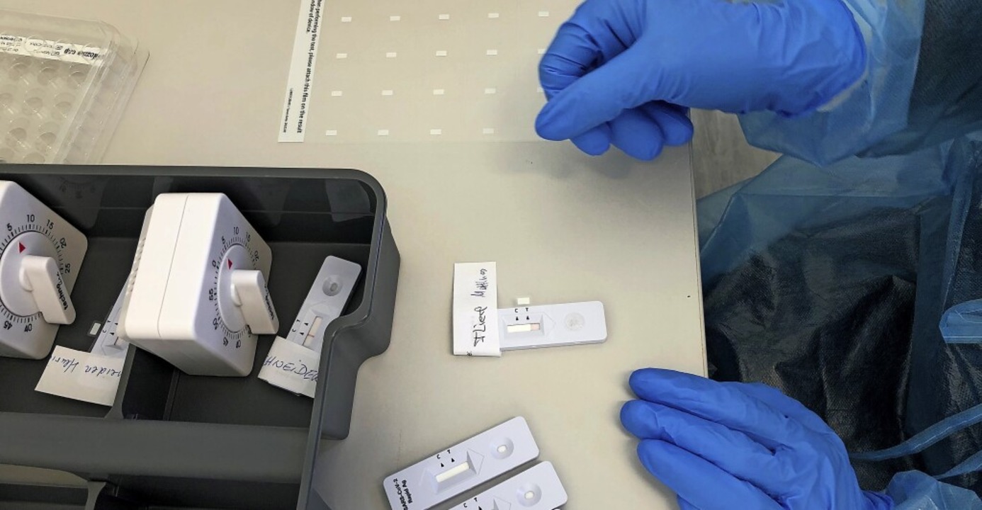 Warten auf das Ergebnis: Ein Antigen-Test auf Covid-19 wird bearbeitet.   | Foto:  Duygu-D'Souza, Susann