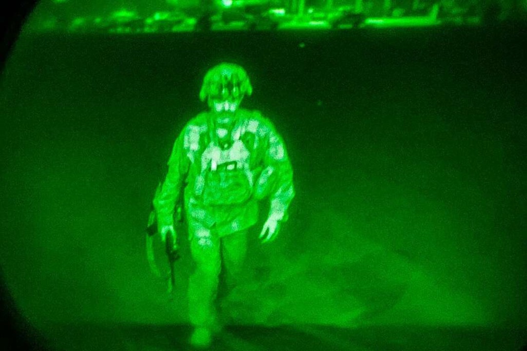 Auf diesem Bild, das durch ein Nachtsi...treitkräfte, das Afghanistan verlässt.  | Foto: JACK HOLT (AFP)