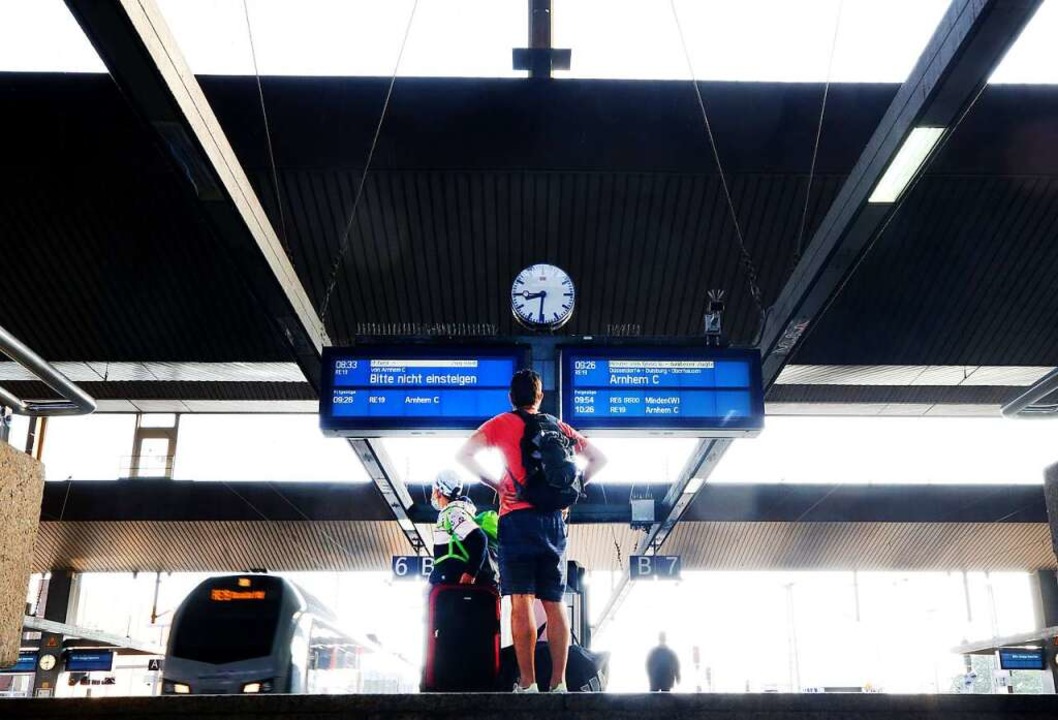 Bahnkunden müssen sich von Donnerstag ...n Streik dieser Tarifrunde einstellen.  | Foto: Roland Weihrauch (dpa)
