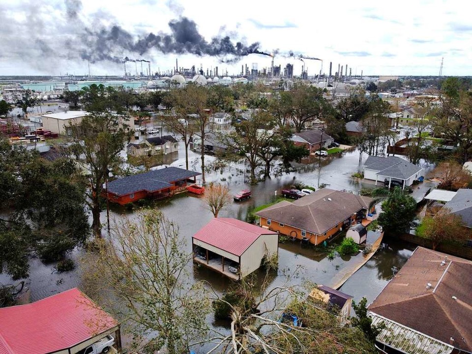 Hochwasser steht in einer Wohnsiedlung...einer Raffinerie bei Norco, Louisiana.  | Foto: Chris Granger (dpa)