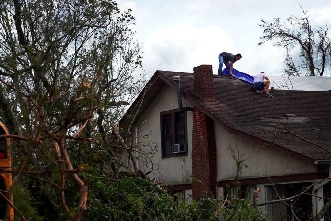 Provisorische Dacharbeiten nach Hurrikanschäden in Laplace, Louisiana  | Foto: SCOTT OLSON (AFP)