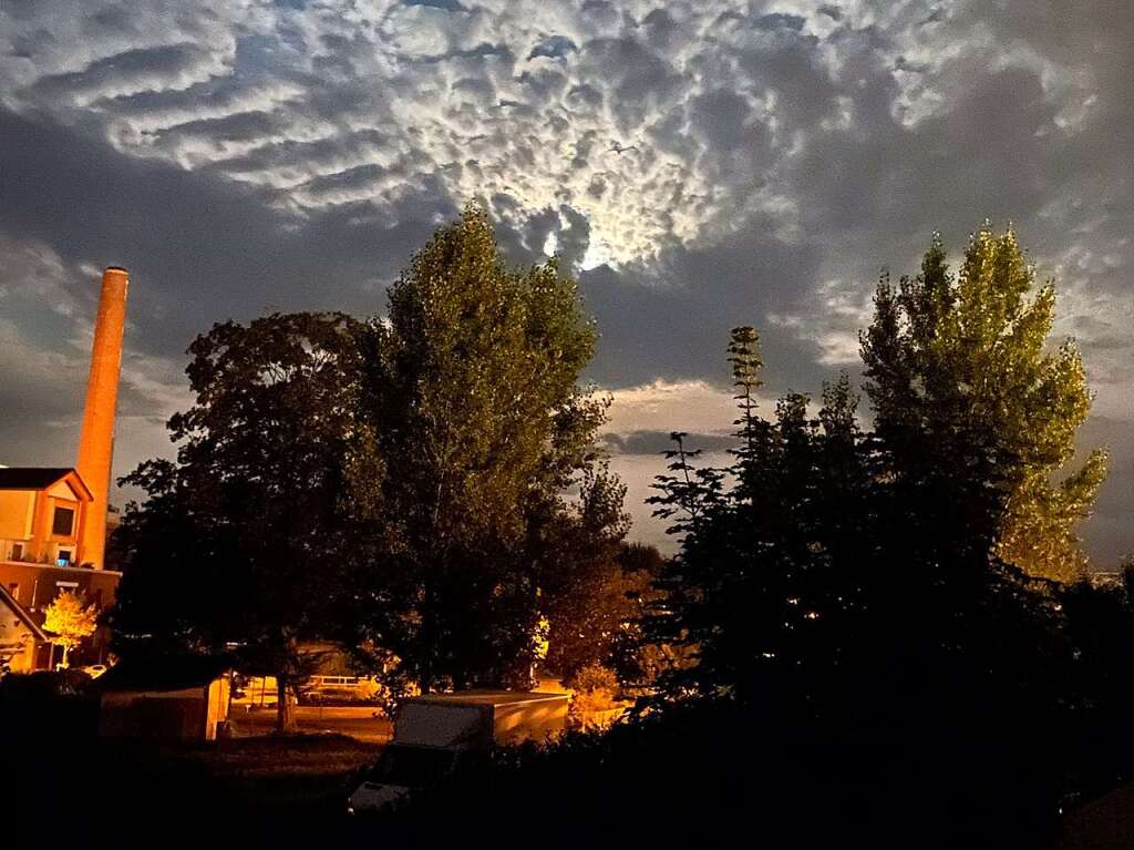 Der Vollmond hinter den Wolken sorgt fr ein interessantes licht, das den Ramieturm in Emmendingen in Szene setzt, eingefangen von Goetz Wolf.