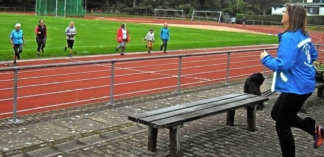 Warm up mit Ulla Gohn (rechts) zum 14.... vor dem Start im Frankenmattstadion.   | Foto: Ernst Brugger