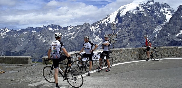 <BZ-FotoAnlauf>Radsportfreunde: </BZ-F...;, im Hintergrund das Ortler-  Massiv.  | Foto: Radsportfreunde