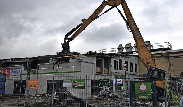 Das alte Gebude des Kirchzartener Raiffeisen-Markt wird derzeit abgerissen.  | Foto: Clara Mller