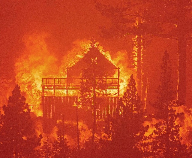 Flammen des Caldor-Feuers fressen sich in die Huser am South  Lake Tahoe.  | Foto: JOSH EDELSON (AFP)