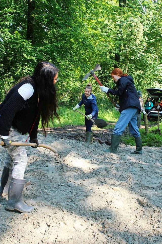 Mit Hacke und Schaufel: Campteilnehmer... an einer Futterstelle im Taubergieen  | Foto: Annika Sindlinger