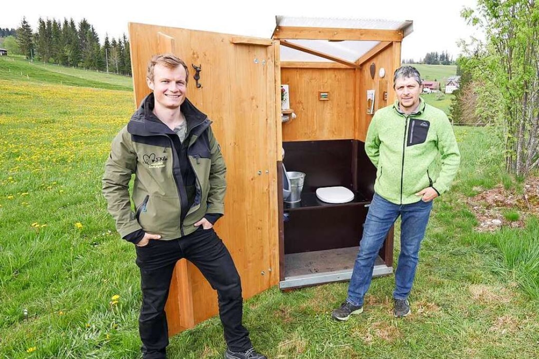 Fridolin Einwald (li) und Michael Heizmann vor einer ihrer Toiletten.  | Foto: Fridolin Einwald