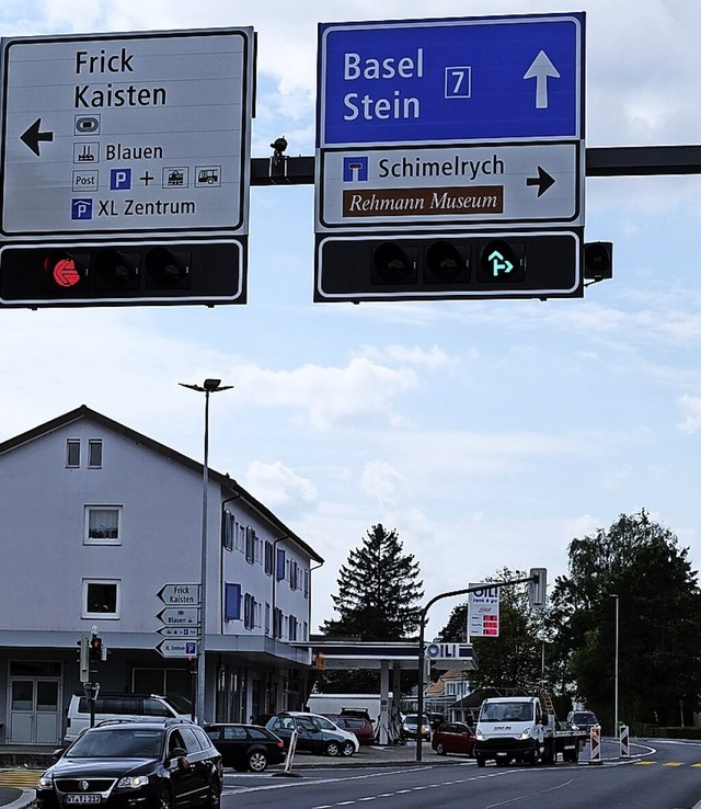 Die groen Schilder mit Ampelanlage  s...chweizerischen  Laufenburg verbessern.  | Foto: Andrea Worthmann
