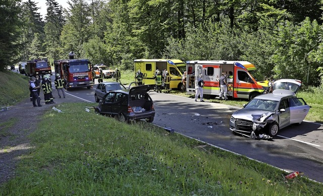 Zahlreiche Rettungs- und Hilfskrfte w... ereignete, auf der L 101 im Einsatz.   | Foto: Christoph Breithaupt