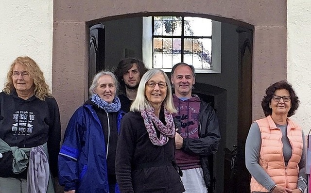 Einige Teilnehmer vor dem Portal der Kirche Allmannsweier.   | Foto: Jrgen Stude