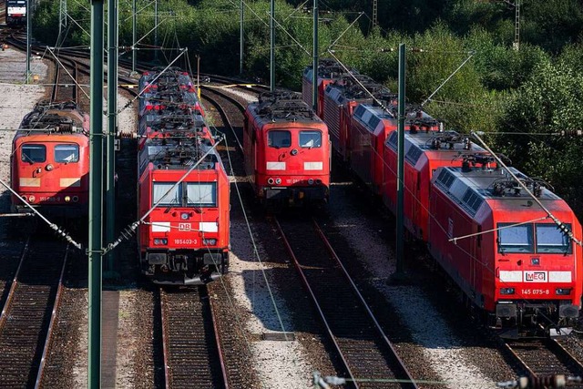 Fahren sie oder stehen sie?  | Foto: Daniel Reinhardt (dpa)