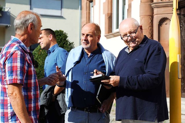 Wolfgang Beck (rechts),  Mitarbeiter der Badischen Zeitung, beim Termin vor Ort  | Foto: Christoph Breithaupt