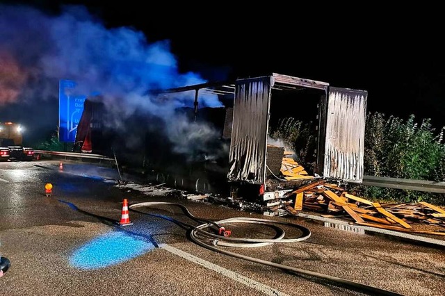 Auf der A5 zwischen den Anschlussstell...ergung ist die Autobahn noch gesperrt.  | Foto: Polizei Freiburg