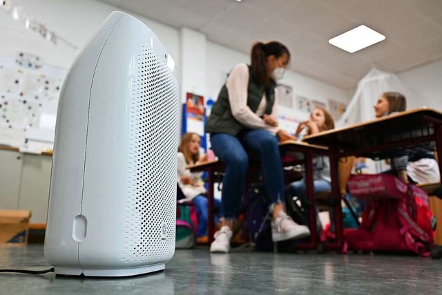 Luftfilter sollen Viren in Klassenrumen einfangen.  | Foto: Arne Dedert (dpa)