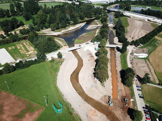 Links verluft das neue Flussbett der ...engerade Verlauf wurde zugeschttet.    | Foto: Michael Saurer