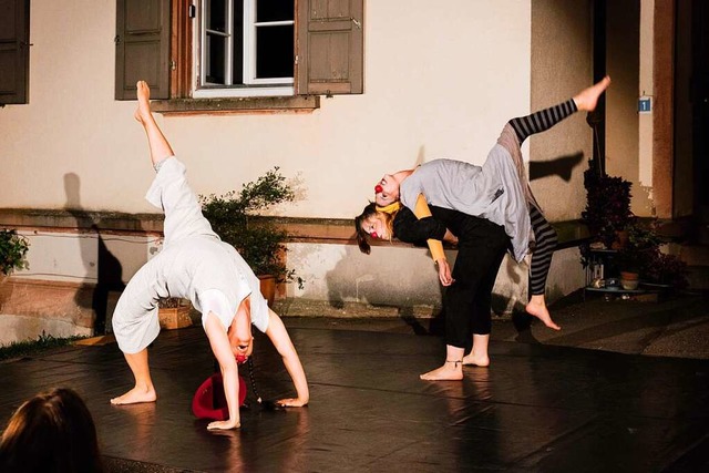 Akrobatik war ein Wesentliches Element bei den humorvollen Nummern.  | Foto: Gabriele Zahn