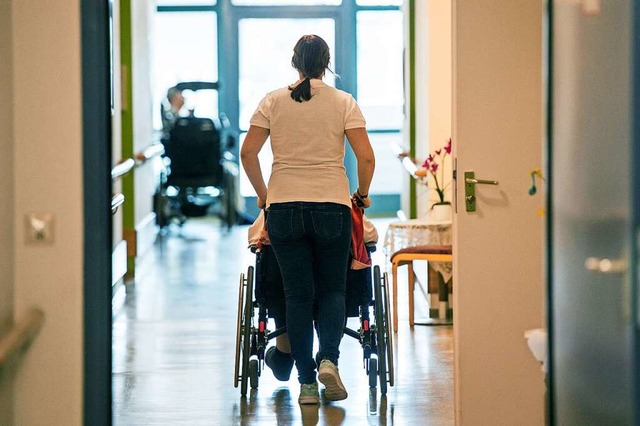 Pflegeheime gelten als Orte mit besonders hohem Infektionsrisiko.  | Foto: Christophe Gateau