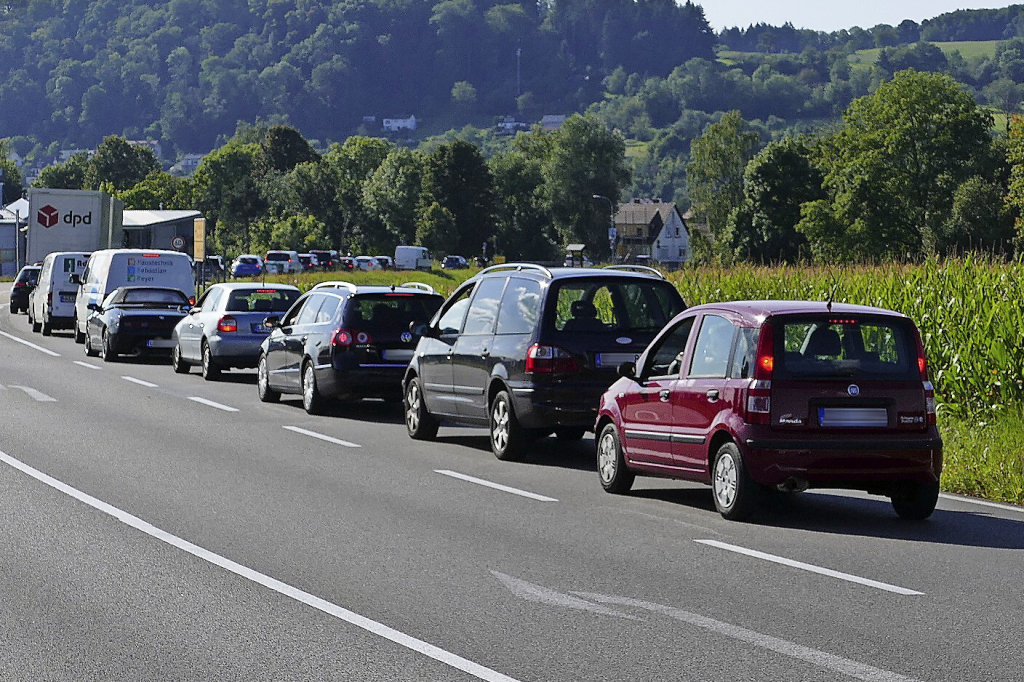 Die Gesperrte B317 Führt Zwischen Steinen Und Lörrach Zu Langen Staus ...