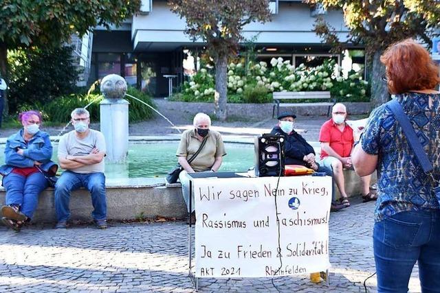 30 Menschen demonstrieren in Rheinfelden fr Frieden