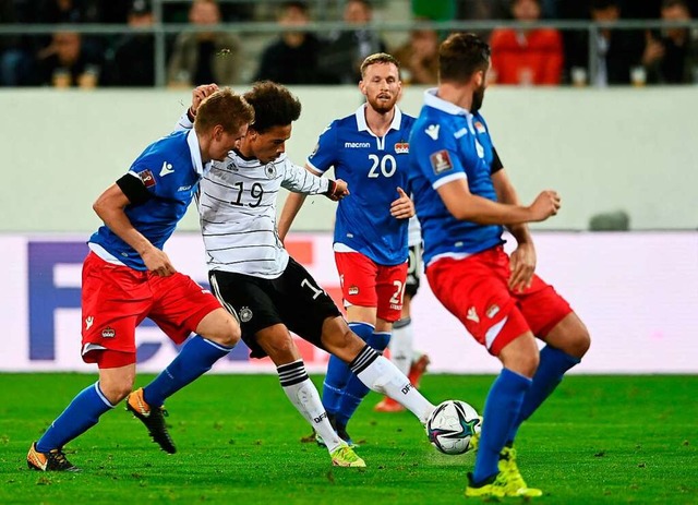 Allein gegen drei Gegenspieler: Leroy ...ei) erzielt fr Deutschland das 2:0.   | Foto: CHRISTOF STACHE (AFP)