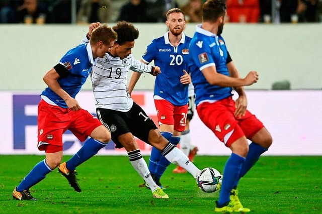 Allein gegen drei Gegenspieler: Leroy ...ei) erzielt fr Deutschland das 2:0.   | Foto: CHRISTOF STACHE (AFP)