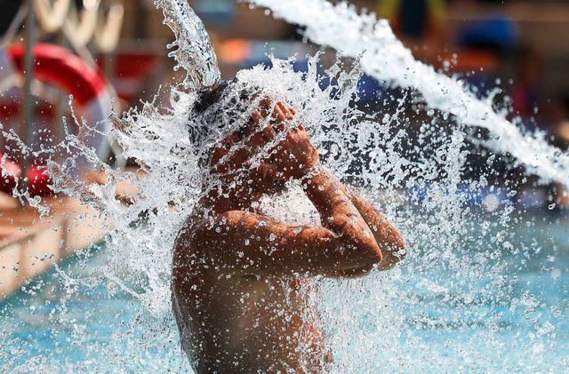 Abkhlung im Freibad  | Foto: Thomas Warnack (dpa)