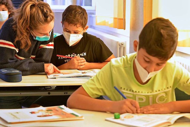 Wenn die Schler Fragen haben, hilft Studentin Ina Schwegler.   | Foto: Michael Bamberger