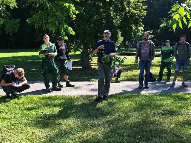 Pflanzenexperte Jens-Uwe Voss (Bildmit...m Nachwuchs botanische Besonderheiten.  | Foto: Jutta Schtz