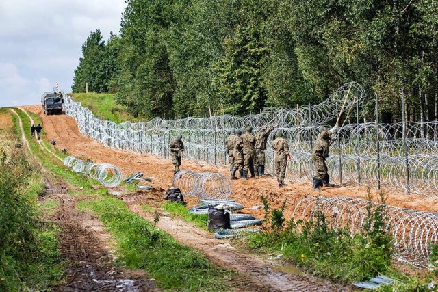 Gewaltige Grenzschutz-Sicherung an der Grenze zwischen Polen und Belarus   | Foto: Attila Husejnow (dpa)