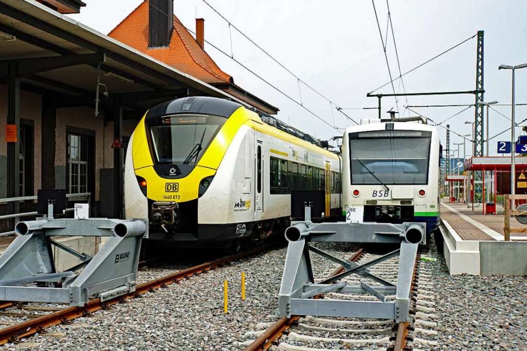 Die Breisgau-S-Bahn  (links) fährt heu...eit Juli   ebenfalls elektrisch fährt.  | Foto: Heinz Göttlich