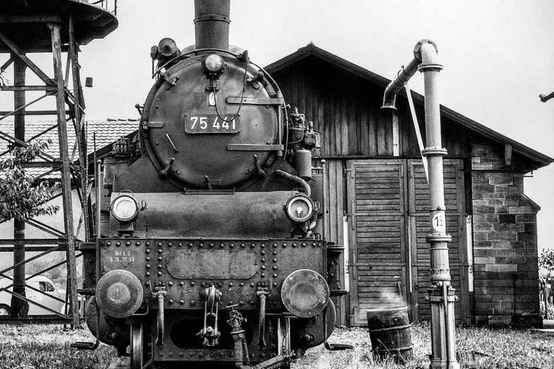 Eine Lok   am Bahnhof Breisach  wartet 1961   auf frisches Wasser.  | Foto: Hans Hoscheit