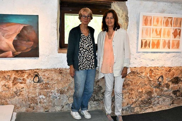 Hanna Benndorf (links) und Gabriele Me...n in der Galerie am Zwetschgenweg aus.  | Foto: Barbara Ruda