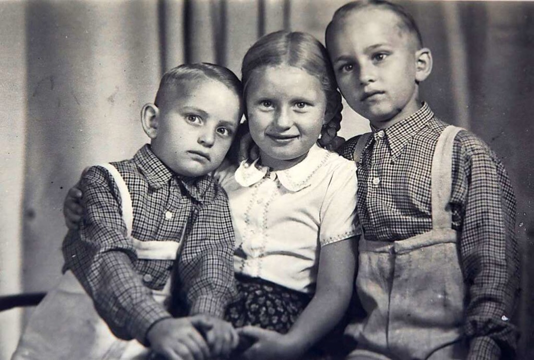 Der junge Wilfried Beege mit seinen beiden Geschwistern  | Foto: privat