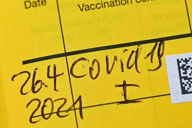 Drfen Arbeitgeber in den Impfpass gucken?  | Foto: Patrick Pleul (dpa)