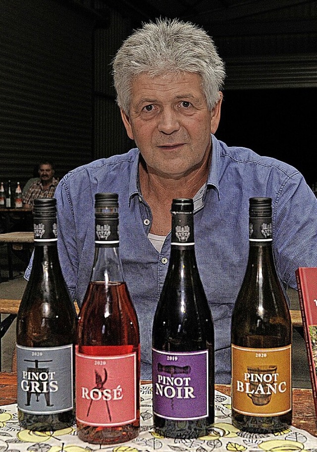 Vorsitzender Richard Kopf mit der neuen Winzerlinie der Ortenauer Weinkellerei.  | Foto: Bettina Schaller