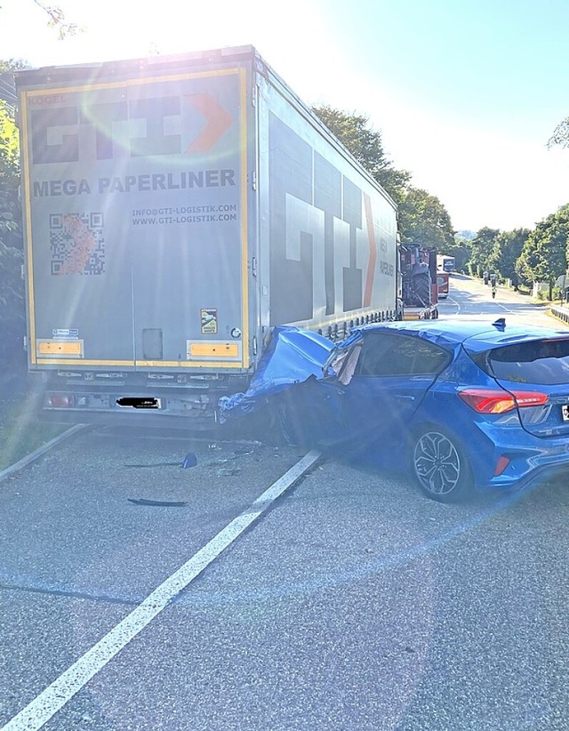Schwerverletzt wurde der Pkw-Fahrer be...fahrt zum Autobahnparkplatz bei Mumpf.  | Foto: Kantonspolizei